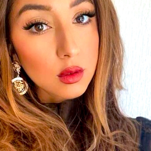 90’s Style Glam Gold & Black Lionhead Door Knocker Statement Earrings - Picture 8 of 13